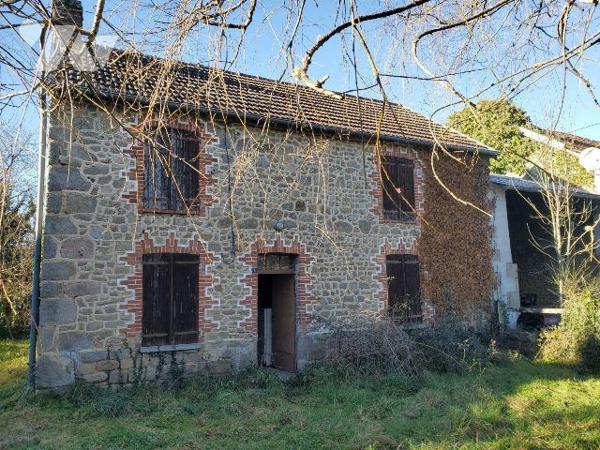 Maison à Vendre à Bussière-Dunoise (23320) en Creuse (23) mitoyenne d'un coté, composée de deux...