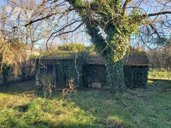 Maison à Vendre à Bussière-Dunoise (23320) en Creuse (23) mitoyenne d'un coté, composée de deux...