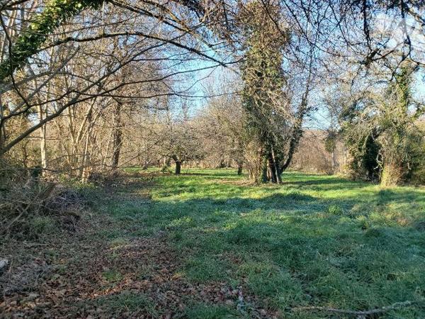 Maison à Vendre à Bussière-Dunoise (23320) en Creuse (23) mitoyenne d'un coté, composée de deux...