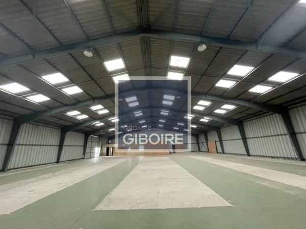 Local d'activites 900 m² à louer VEZIN LE COQUET (réf : 35.1286)