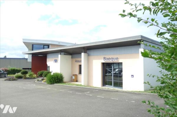 MAYENNE- Excellent emplacement pour ce vaste local professionnel.