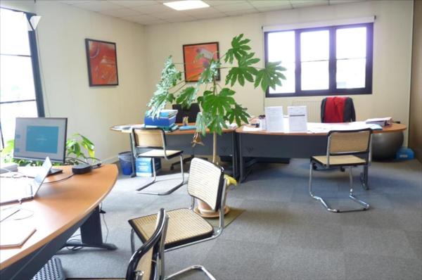 MAYENNE- Excellent emplacement pour ce vaste local professionnel.