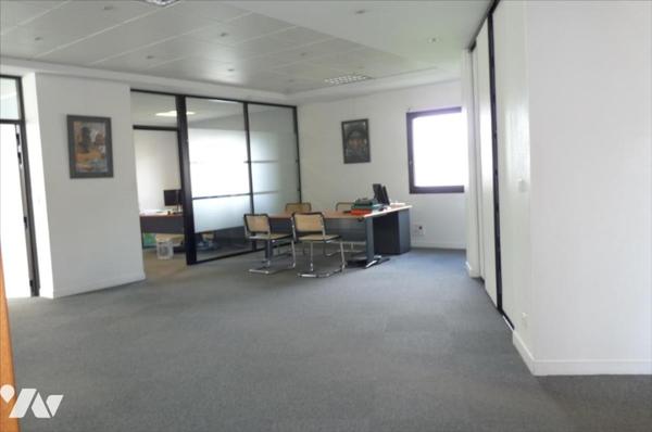 MAYENNE- Excellent emplacement pour ce vaste local professionnel.