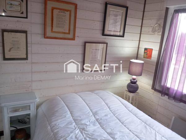 Maison située en impasse, proche du Veillon et de Bougenay.