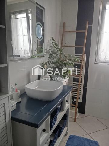 Maison située en impasse, proche du Veillon et de Bougenay.