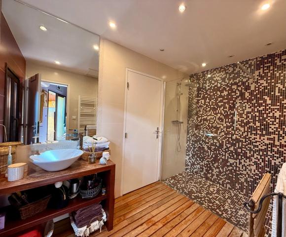 Mas en pierre à vendre 10 pièces 434 m2 dont 1 appart.132m2 + Piscine et Bassin naturel parking 20 voitures