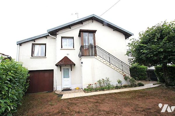 Sur un terrain de 272m², proche commerces et écoles, maison de 153 m² environ, comprenant deux ...