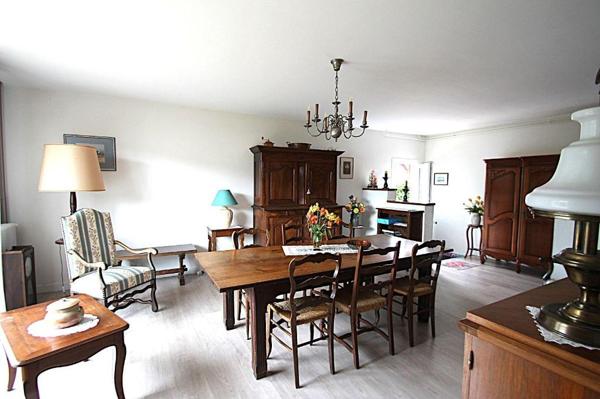 Sur un terrain de 272m², proche commerces et écoles, maison de 153 m² environ, comprenant deux ...