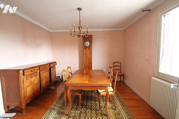 Sur un terrain de 272m², proche commerces et écoles, maison de 153 m² environ, comprenant deux ...