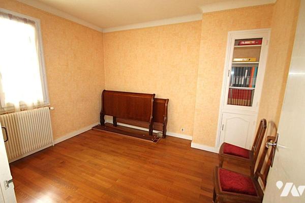 Sur un terrain de 272m², proche commerces et écoles, maison de 153 m² environ, comprenant deux ...