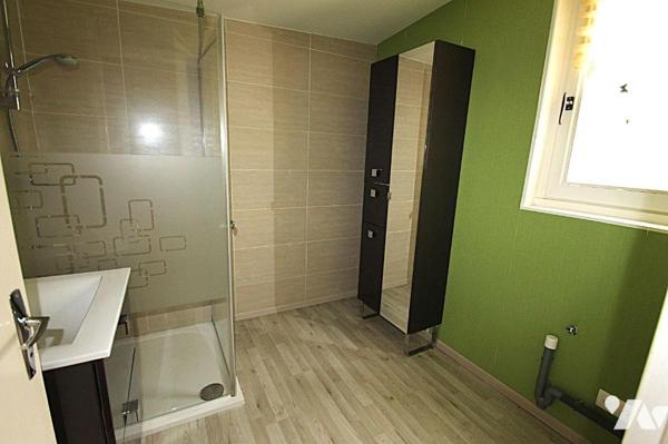 Sur un terrain de 272m², proche commerces et écoles, maison de 153 m² environ, comprenant deux ...