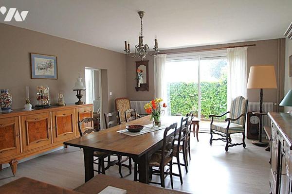 Sur un terrain de 272m², proche commerces et écoles, maison de 153 m² environ, comprenant deux ...