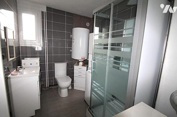 Sur un terrain de 272m², proche commerces et écoles, maison de 153 m² environ, comprenant deux ...