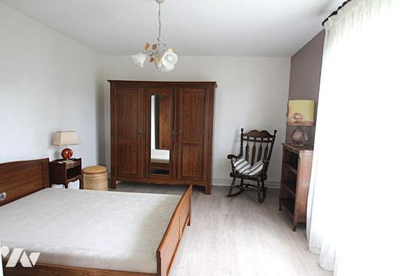 Sur un terrain de 272m², proche commerces et écoles, maison de 153 m² environ, comprenant deux ...