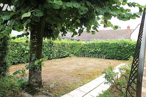 Sur un terrain de 272m², proche commerces et écoles, maison de 153 m² environ, comprenant deux ...