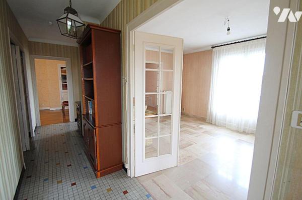 Sur un terrain de 272m², proche commerces et écoles, maison de 153 m² environ, comprenant deux ...