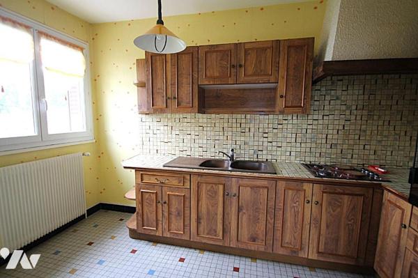 Sur un terrain de 272m², proche commerces et écoles, maison de 153 m² environ, comprenant deux ...