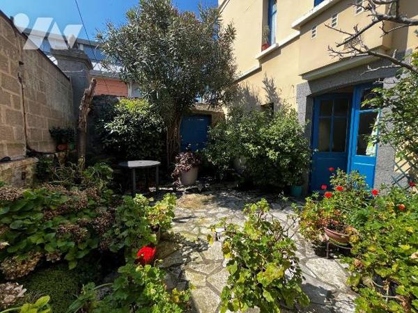 SAINT-SERVAN - Maison de ville de 135m² (167m² au sol) en plein c?ur du quartier prisé de SAINT...