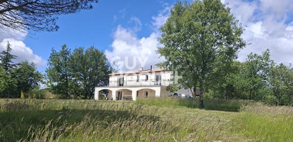 Vaste maison et dépendance sur terrain clos
