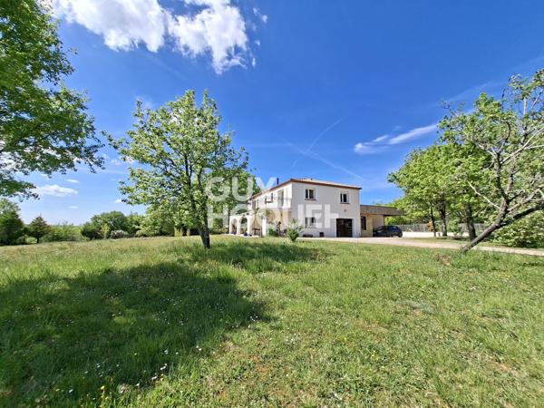 Vaste maison et dépendance sur terrain clos