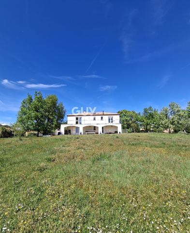 Vaste maison et dépendance sur terrain clos