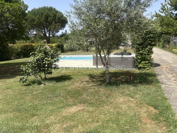 Vous recherchez une grande maison pour accueillir votre famille au calme sur une jolie parcelle clôturée à l'abri des regards ? 
Alors, ce bien ne pourra que vous correspondre ! 
A 5 mn du centre ville d'Agen, sur le vieux Passage, il est idéalement placé pour les écoles, les commerces à pieds...
Une fois franchi le portail automatisé,  vous disposez d'un bel espace arboré au calme avec une piscine sécurisée (10X4,5) garantie 30 ans, qui vous attend avec ses larges terrasses et sa pergola. Grande dépendance idéale pour garer plusieurs véhicules ou tout autre projet.
Partons pour la visite :
Au rez-de-chaussée, la maison entièrement rénovée (sous décennale) vous ouvre ses portes sur une grande pièce de vie lumineuse de plus de 60 M2 avec cuisine ouverte entièrement équipée et espace salon séjour donnant sur la terrasse extérieure. Buanderie.
Toujours au-rez-de chaussée, une suite parentale avec dressing, une salle d'eau, une chambre. Wc Indépendants. 
Le bel escalier vous mène à l'étage où un grand palier vous attend.
Vous disposez ensuite de 4 chambres aux beaux volumes, une salle d'eau, et une grande pièce de plus de 30 M2 idéale pour une salle "home cinéma" ou salle de jeux ou même une suite parentale facilement aménageable. Wc indépendants.
Vous pourrez également profiter d'une jolie terrasse spacieuse à l'abri des regards.
La maison dispose d'un classement énergétique excellent (B) lié à de très bonnes prestations : double vitrage, chauffage par poële à granules, climatisation, chauffage gaz, VMC double flux et panneaux solaires pour de l'auto consommation et revente (suivi en temps réel).
Garanties décennales sur les travaux réalisés (toiture, piscine, panneaux...).
Une question ? N'hésitez pas à me contacter pour plus de renseignements.
A visiter sans tarder !