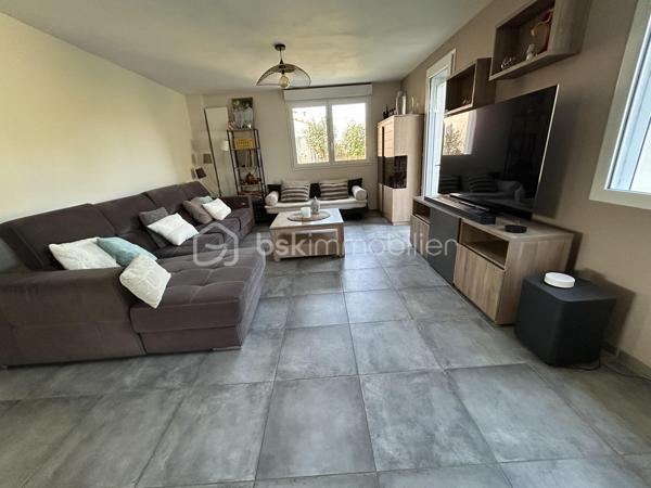 Vous recherchez une grande maison pour accueillir votre famille au calme sur une jolie parcelle clôturée à l'abri des regards ? 
Alors, ce bien ne pourra que vous correspondre ! 
A 5 mn du centre ville d'Agen, sur le vieux Passage, il est idéalement placé pour les écoles, les commerces à pieds...
Une fois franchi le portail automatisé,  vous disposez d'un bel espace arboré au calme avec une piscine sécurisée (10X4,5) garantie 30 ans, qui vous attend avec ses larges terrasses et sa pergola. Grande dépendance idéale pour garer plusieurs véhicules ou tout autre projet.
Partons pour la visite :
Au rez-de-chaussée, la maison entièrement rénovée (sous décennale) vous ouvre ses portes sur une grande pièce de vie lumineuse de plus de 60 M2 avec cuisine ouverte entièrement équipée et espace salon séjour donnant sur la terrasse extérieure. Buanderie.
Toujours au-rez-de chaussée, une suite parentale avec dressing, une salle d'eau, une chambre. Wc Indépendants. 
Le bel escalier vous mène à l'étage où un grand palier vous attend.
Vous disposez ensuite de 4 chambres aux beaux volumes, une salle d'eau, et une grande pièce de plus de 30 M2 idéale pour une salle "home cinéma" ou salle de jeux ou même une suite parentale facilement aménageable. Wc indépendants.
Vous pourrez également profiter d'une jolie terrasse spacieuse à l'abri des regards.
La maison dispose d'un classement énergétique excellent (B) lié à de très bonnes prestations : double vitrage, chauffage par poële à granules, climatisation, chauffage gaz, VMC double flux et panneaux solaires pour de l'auto consommation et revente (suivi en temps réel).
Garanties décennales sur les travaux réalisés (toiture, piscine, panneaux...).
Une question ? N'hésitez pas à me contacter pour plus de renseignements.
A visiter sans tarder !