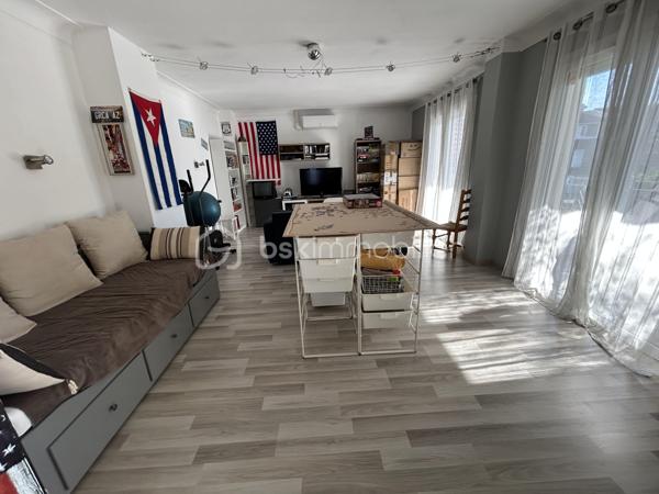 Vous recherchez une grande maison pour accueillir votre famille au calme sur une jolie parcelle clôturée à l'abri des regards ? 
Alors, ce bien ne pourra que vous correspondre ! 
A 5 mn du centre ville d'Agen, sur le vieux Passage, il est idéalement placé pour les écoles, les commerces à pieds...
Une fois franchi le portail automatisé,  vous disposez d'un bel espace arboré au calme avec une piscine sécurisée (10X4,5) garantie 30 ans, qui vous attend avec ses larges terrasses et sa pergola. Grande dépendance idéale pour garer plusieurs véhicules ou tout autre projet.
Partons pour la visite :
Au rez-de-chaussée, la maison entièrement rénovée (sous décennale) vous ouvre ses portes sur une grande pièce de vie lumineuse de plus de 60 M2 avec cuisine ouverte entièrement équipée et espace salon séjour donnant sur la terrasse extérieure. Buanderie.
Toujours au-rez-de chaussée, une suite parentale avec dressing, une salle d'eau, une chambre. Wc Indépendants. 
Le bel escalier vous mène à l'étage où un grand palier vous attend.
Vous disposez ensuite de 4 chambres aux beaux volumes, une salle d'eau, et une grande pièce de plus de 30 M2 idéale pour une salle "home cinéma" ou salle de jeux ou même une suite parentale facilement aménageable. Wc indépendants.
Vous pourrez également profiter d'une jolie terrasse spacieuse à l'abri des regards.
La maison dispose d'un classement énergétique excellent (B) lié à de très bonnes prestations : double vitrage, chauffage par poële à granules, climatisation, chauffage gaz, VMC double flux et panneaux solaires pour de l'auto consommation et revente (suivi en temps réel).
Garanties décennales sur les travaux réalisés (toiture, piscine, panneaux...).
Une question ? N'hésitez pas à me contacter pour plus de renseignements.
A visiter sans tarder !