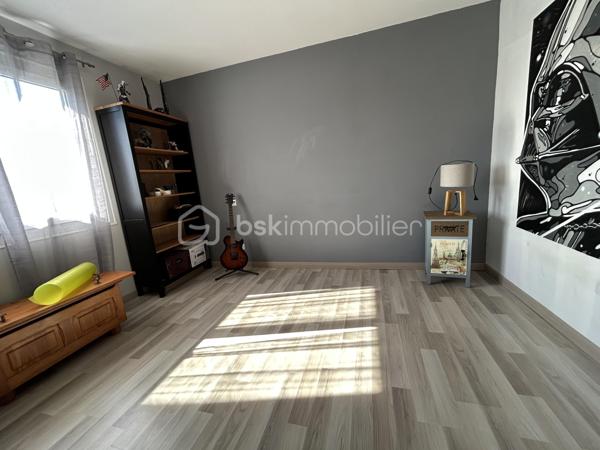 Vous recherchez une grande maison pour accueillir votre famille au calme sur une jolie parcelle clôturée à l'abri des regards ? 
Alors, ce bien ne pourra que vous correspondre ! 
A 5 mn du centre ville d'Agen, sur le vieux Passage, il est idéalement placé pour les écoles, les commerces à pieds...
Une fois franchi le portail automatisé,  vous disposez d'un bel espace arboré au calme avec une piscine sécurisée (10X4,5) garantie 30 ans, qui vous attend avec ses larges terrasses et sa pergola. Grande dépendance idéale pour garer plusieurs véhicules ou tout autre projet.
Partons pour la visite :
Au rez-de-chaussée, la maison entièrement rénovée (sous décennale) vous ouvre ses portes sur une grande pièce de vie lumineuse de plus de 60 M2 avec cuisine ouverte entièrement équipée et espace salon séjour donnant sur la terrasse extérieure. Buanderie.
Toujours au-rez-de chaussée, une suite parentale avec dressing, une salle d'eau, une chambre. Wc Indépendants. 
Le bel escalier vous mène à l'étage où un grand palier vous attend.
Vous disposez ensuite de 4 chambres aux beaux volumes, une salle d'eau, et une grande pièce de plus de 30 M2 idéale pour une salle "home cinéma" ou salle de jeux ou même une suite parentale facilement aménageable. Wc indépendants.
Vous pourrez également profiter d'une jolie terrasse spacieuse à l'abri des regards.
La maison dispose d'un classement énergétique excellent (B) lié à de très bonnes prestations : double vitrage, chauffage par poële à granules, climatisation, chauffage gaz, VMC double flux et panneaux solaires pour de l'auto consommation et revente (suivi en temps réel).
Garanties décennales sur les travaux réalisés (toiture, piscine, panneaux...).
Une question ? N'hésitez pas à me contacter pour plus de renseignements.
A visiter sans tarder !