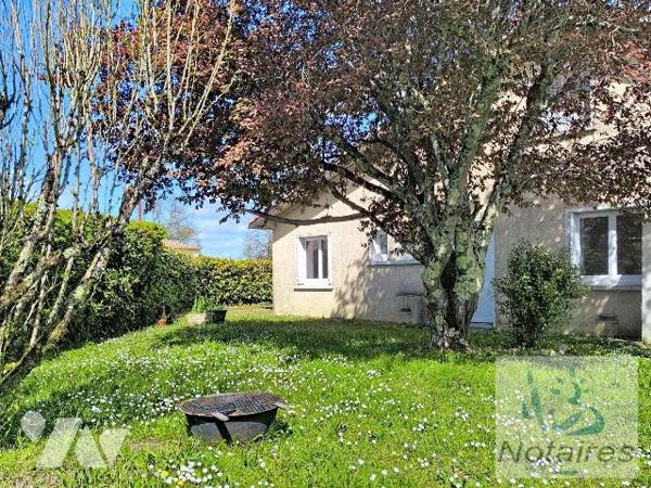 CREON CENTRE Agréable maison traditionnelle en bon état environ 118 m² de surface habitable off...