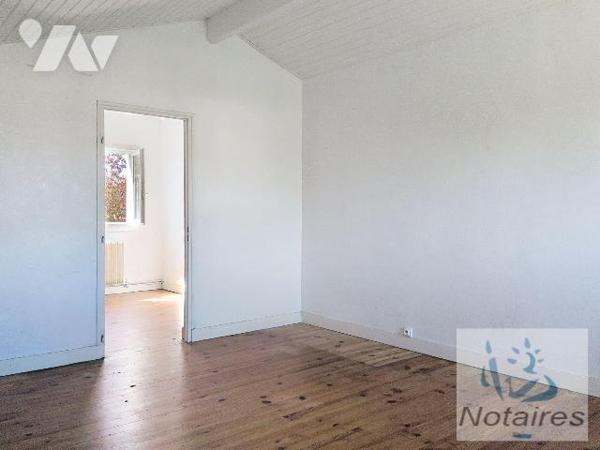 CREON CENTRE Agréable maison traditionnelle en bon état environ 118 m² de surface habitable off...