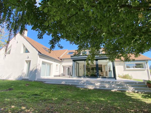 Houdan (78550) Maison familiale 316 m² avec piscine