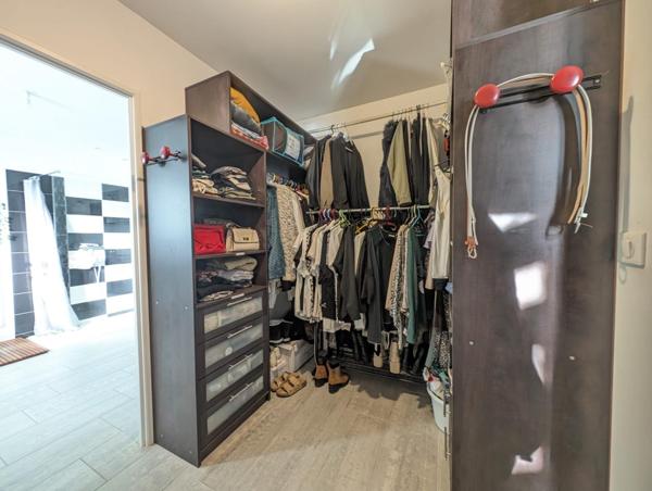 Maison plain pied 194 m2, 5 chambres, piscine, au pied des commerces