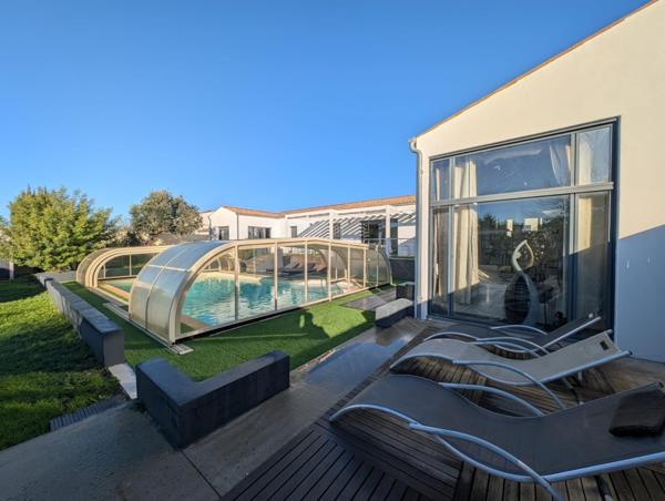 Maison plain pied 194 m2, 5 chambres, piscine, au pied des commerces