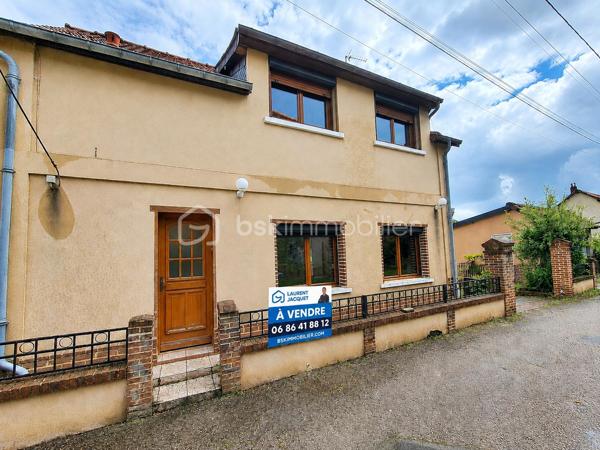 Laurent Jacquet (06.86 .41.88.12) vous propose à la vente cette maison à rafraîchir, située à 5 minutes d’Abbeville, bénéficiant d’un double garage et d’un jardin. Elle se compose :

Au rez-de-chaussée :
    • une entrée avec vestibule
    • un séjour agrémenté d’un insert à bois
    • une cuisine ouverte
    • un cellier
    • un wc.

À l’étage :
    • un palier desservant trois chambres
    • une salle de bains avec wc.

Cette maison, bâtie sur vide sanitaire complet, est chauffée par une chaudière au gaz de ville complétée par un insert à bois. Elle bénéficie également d’un double garage d’environ 34 m² ainsi que de deux dépendances offrant de multiples possibilités de stockage, d’atelier ou d’aménagement selon vos besoins.

L’ensemble est édifié sur un terrain d’environ 630 m². 

Quelques travaux sont à prévoir.

-