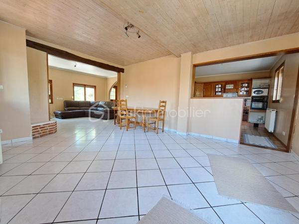Laurent Jacquet (06.86 .41.88.12) vous propose à la vente cette maison à rafraîchir, située à 5 minutes d’Abbeville, bénéficiant d’un double garage et d’un jardin. Elle se compose :

Au rez-de-chaussée :
    • une entrée avec vestibule
    • un séjour agrémenté d’un insert à bois
    • une cuisine ouverte
    • un cellier
    • un wc.

À l’étage :
    • un palier desservant trois chambres
    • une salle de bains avec wc.

Cette maison, bâtie sur vide sanitaire complet, est chauffée par une chaudière au gaz de ville complétée par un insert à bois. Elle bénéficie également d’un double garage d’environ 34 m² ainsi que de deux dépendances offrant de multiples possibilités de stockage, d’atelier ou d’aménagement selon vos besoins.

L’ensemble est édifié sur un terrain d’environ 630 m². 

Quelques travaux sont à prévoir.

-