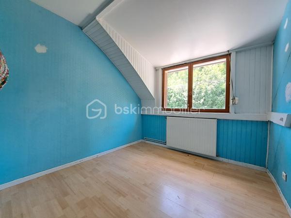 Laurent Jacquet (06.86 .41.88.12) vous propose à la vente cette maison à rafraîchir, située à 5 minutes d’Abbeville, bénéficiant d’un double garage et d’un jardin. Elle se compose :

Au rez-de-chaussée :
    • une entrée avec vestibule
    • un séjour agrémenté d’un insert à bois
    • une cuisine ouverte
    • un cellier
    • un wc.

À l’étage :
    • un palier desservant trois chambres
    • une salle de bains avec wc.

Cette maison, bâtie sur vide sanitaire complet, est chauffée par une chaudière au gaz de ville complétée par un insert à bois. Elle bénéficie également d’un double garage d’environ 34 m² ainsi que de deux dépendances offrant de multiples possibilités de stockage, d’atelier ou d’aménagement selon vos besoins.

L’ensemble est édifié sur un terrain d’environ 630 m². 

Quelques travaux sont à prévoir.

-