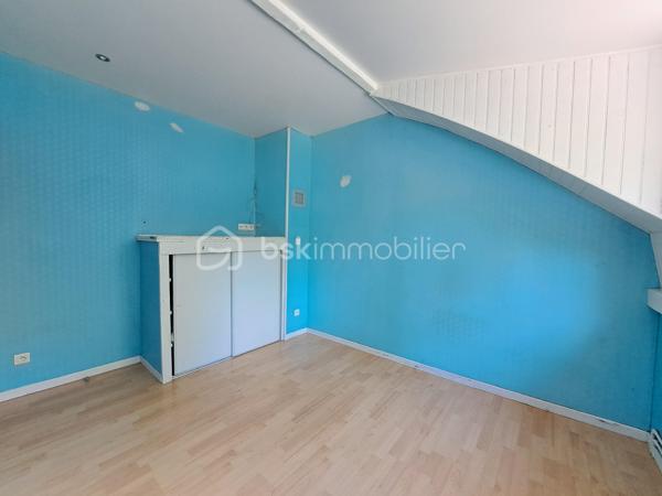 Laurent Jacquet (06.86 .41.88.12) vous propose à la vente cette maison à rafraîchir, située à 5 minutes d’Abbeville, bénéficiant d’un double garage et d’un jardin. Elle se compose :

Au rez-de-chaussée :
    • une entrée avec vestibule
    • un séjour agrémenté d’un insert à bois
    • une cuisine ouverte
    • un cellier
    • un wc.

À l’étage :
    • un palier desservant trois chambres
    • une salle de bains avec wc.

Cette maison, bâtie sur vide sanitaire complet, est chauffée par une chaudière au gaz de ville complétée par un insert à bois. Elle bénéficie également d’un double garage d’environ 34 m² ainsi que de deux dépendances offrant de multiples possibilités de stockage, d’atelier ou d’aménagement selon vos besoins.

L’ensemble est édifié sur un terrain d’environ 630 m². 

Quelques travaux sont à prévoir.

-