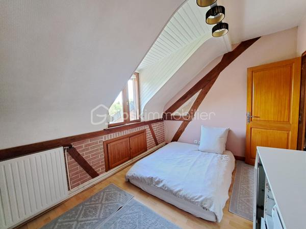 Laurent Jacquet (06.86 .41.88.12) vous propose à la vente cette maison à rafraîchir, située à 5 minutes d’Abbeville, bénéficiant d’un double garage et d’un jardin. Elle se compose :

Au rez-de-chaussée :
    • une entrée avec vestibule
    • un séjour agrémenté d’un insert à bois
    • une cuisine ouverte
    • un cellier
    • un wc.

À l’étage :
    • un palier desservant trois chambres
    • une salle de bains avec wc.

Cette maison, bâtie sur vide sanitaire complet, est chauffée par une chaudière au gaz de ville complétée par un insert à bois. Elle bénéficie également d’un double garage d’environ 34 m² ainsi que de deux dépendances offrant de multiples possibilités de stockage, d’atelier ou d’aménagement selon vos besoins.

L’ensemble est édifié sur un terrain d’environ 630 m². 

Quelques travaux sont à prévoir.

-