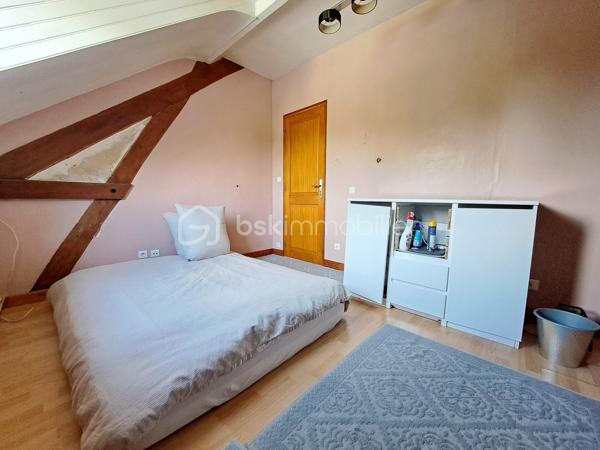 Laurent Jacquet (06.86 .41.88.12) vous propose à la vente cette maison à rafraîchir, située à 5 minutes d’Abbeville, bénéficiant d’un double garage et d’un jardin. Elle se compose :

Au rez-de-chaussée :
    • une entrée avec vestibule
    • un séjour agrémenté d’un insert à bois
    • une cuisine ouverte
    • un cellier
    • un wc.

À l’étage :
    • un palier desservant trois chambres
    • une salle de bains avec wc.

Cette maison, bâtie sur vide sanitaire complet, est chauffée par une chaudière au gaz de ville complétée par un insert à bois. Elle bénéficie également d’un double garage d’environ 34 m² ainsi que de deux dépendances offrant de multiples possibilités de stockage, d’atelier ou d’aménagement selon vos besoins.

L’ensemble est édifié sur un terrain d’environ 630 m². 

Quelques travaux sont à prévoir.

-