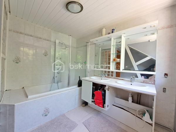 Laurent Jacquet (06.86 .41.88.12) vous propose à la vente cette maison à rafraîchir, située à 5 minutes d’Abbeville, bénéficiant d’un double garage et d’un jardin. Elle se compose :

Au rez-de-chaussée :
    • une entrée avec vestibule
    • un séjour agrémenté d’un insert à bois
    • une cuisine ouverte
    • un cellier
    • un wc.

À l’étage :
    • un palier desservant trois chambres
    • une salle de bains avec wc.

Cette maison, bâtie sur vide sanitaire complet, est chauffée par une chaudière au gaz de ville complétée par un insert à bois. Elle bénéficie également d’un double garage d’environ 34 m² ainsi que de deux dépendances offrant de multiples possibilités de stockage, d’atelier ou d’aménagement selon vos besoins.

L’ensemble est édifié sur un terrain d’environ 630 m². 

Quelques travaux sont à prévoir.

-