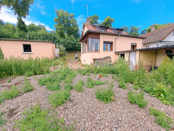 Laurent Jacquet (06.86 .41.88.12) vous propose à la vente cette maison à rafraîchir, située à 5 minutes d’Abbeville, bénéficiant d’un double garage et d’un jardin. Elle se compose :

Au rez-de-chaussée :
    • une entrée avec vestibule
    • un séjour agrémenté d’un insert à bois
    • une cuisine ouverte
    • un cellier
    • un wc.

À l’étage :
    • un palier desservant trois chambres
    • une salle de bains avec wc.

Cette maison, bâtie sur vide sanitaire complet, est chauffée par une chaudière au gaz de ville complétée par un insert à bois. Elle bénéficie également d’un double garage d’environ 34 m² ainsi que de deux dépendances offrant de multiples possibilités de stockage, d’atelier ou d’aménagement selon vos besoins.

L’ensemble est édifié sur un terrain d’environ 630 m². 

Quelques travaux sont à prévoir.

-
