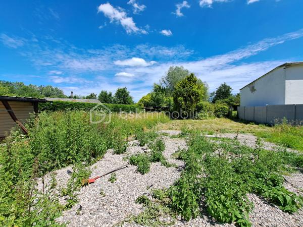 Laurent Jacquet (06.86 .41.88.12) vous propose à la vente cette maison à rafraîchir, située à 5 minutes d’Abbeville, bénéficiant d’un double garage et d’un jardin. Elle se compose :

Au rez-de-chaussée :
    • une entrée avec vestibule
    • un séjour agrémenté d’un insert à bois
    • une cuisine ouverte
    • un cellier
    • un wc.

À l’étage :
    • un palier desservant trois chambres
    • une salle de bains avec wc.

Cette maison, bâtie sur vide sanitaire complet, est chauffée par une chaudière au gaz de ville complétée par un insert à bois. Elle bénéficie également d’un double garage d’environ 34 m² ainsi que de deux dépendances offrant de multiples possibilités de stockage, d’atelier ou d’aménagement selon vos besoins.

L’ensemble est édifié sur un terrain d’environ 630 m². 

Quelques travaux sont à prévoir.

-