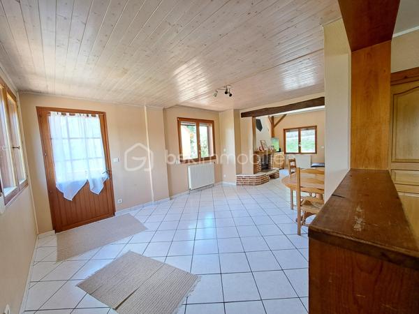 Laurent Jacquet (06.86 .41.88.12) vous propose à la vente cette maison à rafraîchir, située à 5 minutes d’Abbeville, bénéficiant d’un double garage et d’un jardin. Elle se compose :

Au rez-de-chaussée :
    • une entrée avec vestibule
    • un séjour agrémenté d’un insert à bois
    • une cuisine ouverte
    • un cellier
    • un wc.

À l’étage :
    • un palier desservant trois chambres
    • une salle de bains avec wc.

Cette maison, bâtie sur vide sanitaire complet, est chauffée par une chaudière au gaz de ville complétée par un insert à bois. Elle bénéficie également d’un double garage d’environ 34 m² ainsi que de deux dépendances offrant de multiples possibilités de stockage, d’atelier ou d’aménagement selon vos besoins.

L’ensemble est édifié sur un terrain d’environ 630 m². 

Quelques travaux sont à prévoir.

-