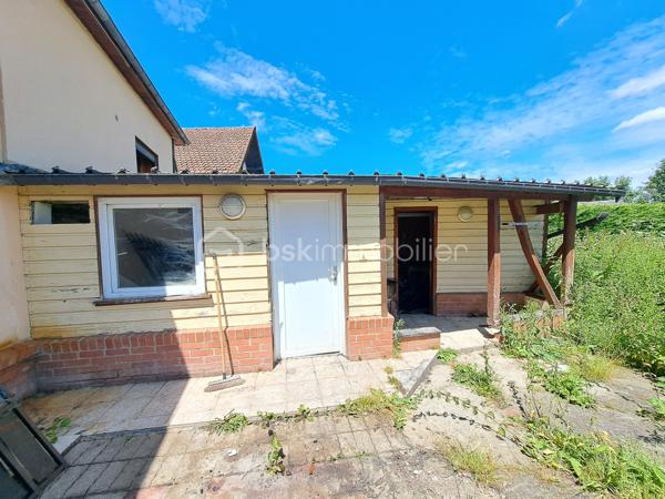 Laurent Jacquet (06.86 .41.88.12) vous propose à la vente cette maison à rafraîchir, située à 5 minutes d’Abbeville, bénéficiant d’un double garage et d’un jardin. Elle se compose :

Au rez-de-chaussée :
    • une entrée avec vestibule
    • un séjour agrémenté d’un insert à bois
    • une cuisine ouverte
    • un cellier
    • un wc.

À l’étage :
    • un palier desservant trois chambres
    • une salle de bains avec wc.

Cette maison, bâtie sur vide sanitaire complet, est chauffée par une chaudière au gaz de ville complétée par un insert à bois. Elle bénéficie également d’un double garage d’environ 34 m² ainsi que de deux dépendances offrant de multiples possibilités de stockage, d’atelier ou d’aménagement selon vos besoins.

L’ensemble est édifié sur un terrain d’environ 630 m². 

Quelques travaux sont à prévoir.

-