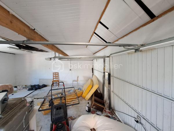 Laurent Jacquet (06.86 .41.88.12) vous propose à la vente cette maison à rafraîchir, située à 5 minutes d’Abbeville, bénéficiant d’un double garage et d’un jardin. Elle se compose :

Au rez-de-chaussée :
    • une entrée avec vestibule
    • un séjour agrémenté d’un insert à bois
    • une cuisine ouverte
    • un cellier
    • un wc.

À l’étage :
    • un palier desservant trois chambres
    • une salle de bains avec wc.

Cette maison, bâtie sur vide sanitaire complet, est chauffée par une chaudière au gaz de ville complétée par un insert à bois. Elle bénéficie également d’un double garage d’environ 34 m² ainsi que de deux dépendances offrant de multiples possibilités de stockage, d’atelier ou d’aménagement selon vos besoins.

L’ensemble est édifié sur un terrain d’environ 630 m². 

Quelques travaux sont à prévoir.

-