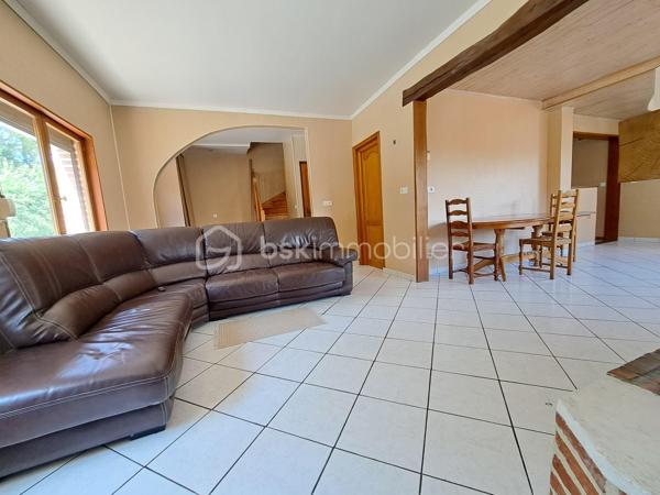 Laurent Jacquet (06.86 .41.88.12) vous propose à la vente cette maison à rafraîchir, située à 5 minutes d’Abbeville, bénéficiant d’un double garage et d’un jardin. Elle se compose :

Au rez-de-chaussée :
    • une entrée avec vestibule
    • un séjour agrémenté d’un insert à bois
    • une cuisine ouverte
    • un cellier
    • un wc.

À l’étage :
    • un palier desservant trois chambres
    • une salle de bains avec wc.

Cette maison, bâtie sur vide sanitaire complet, est chauffée par une chaudière au gaz de ville complétée par un insert à bois. Elle bénéficie également d’un double garage d’environ 34 m² ainsi que de deux dépendances offrant de multiples possibilités de stockage, d’atelier ou d’aménagement selon vos besoins.

L’ensemble est édifié sur un terrain d’environ 630 m². 

Quelques travaux sont à prévoir.

-