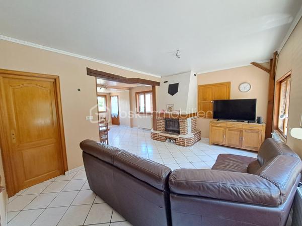 Laurent Jacquet (06.86 .41.88.12) vous propose à la vente cette maison à rafraîchir, située à 5 minutes d’Abbeville, bénéficiant d’un double garage et d’un jardin. Elle se compose :

Au rez-de-chaussée :
    • une entrée avec vestibule
    • un séjour agrémenté d’un insert à bois
    • une cuisine ouverte
    • un cellier
    • un wc.

À l’étage :
    • un palier desservant trois chambres
    • une salle de bains avec wc.

Cette maison, bâtie sur vide sanitaire complet, est chauffée par une chaudière au gaz de ville complétée par un insert à bois. Elle bénéficie également d’un double garage d’environ 34 m² ainsi que de deux dépendances offrant de multiples possibilités de stockage, d’atelier ou d’aménagement selon vos besoins.

L’ensemble est édifié sur un terrain d’environ 630 m². 

Quelques travaux sont à prévoir.

-