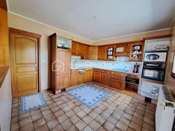 Laurent Jacquet (06.86 .41.88.12) vous propose à la vente cette maison à rafraîchir, située à 5 minutes d’Abbeville, bénéficiant d’un double garage et d’un jardin. Elle se compose :

Au rez-de-chaussée :
    • une entrée avec vestibule
    • un séjour agrémenté d’un insert à bois
    • une cuisine ouverte
    • un cellier
    • un wc.

À l’étage :
    • un palier desservant trois chambres
    • une salle de bains avec wc.

Cette maison, bâtie sur vide sanitaire complet, est chauffée par une chaudière au gaz de ville complétée par un insert à bois. Elle bénéficie également d’un double garage d’environ 34 m² ainsi que de deux dépendances offrant de multiples possibilités de stockage, d’atelier ou d’aménagement selon vos besoins.

L’ensemble est édifié sur un terrain d’environ 630 m². 

Quelques travaux sont à prévoir.

-
