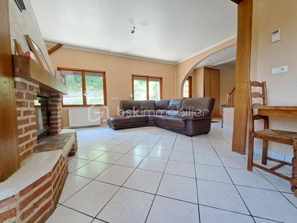 Laurent Jacquet (06.86 .41.88.12) vous propose à la vente cette maison à rafraîchir, située à 5 minutes d’Abbeville, bénéficiant d’un double garage et d’un jardin. Elle se compose :

Au rez-de-chaussée :
    • une entrée avec vestibule
    • un séjour agrémenté d’un insert à bois
    • une cuisine ouverte
    • un cellier
    • un wc.

À l’étage :
    • un palier desservant trois chambres
    • une salle de bains avec wc.

Cette maison, bâtie sur vide sanitaire complet, est chauffée par une chaudière au gaz de ville complétée par un insert à bois. Elle bénéficie également d’un double garage d’environ 34 m² ainsi que de deux dépendances offrant de multiples possibilités de stockage, d’atelier ou d’aménagement selon vos besoins.

L’ensemble est édifié sur un terrain d’environ 630 m². 

Quelques travaux sont à prévoir.

-